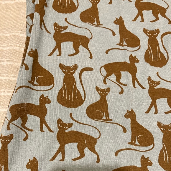 Kate Quinn cat lounge set - Picture 2 of 3